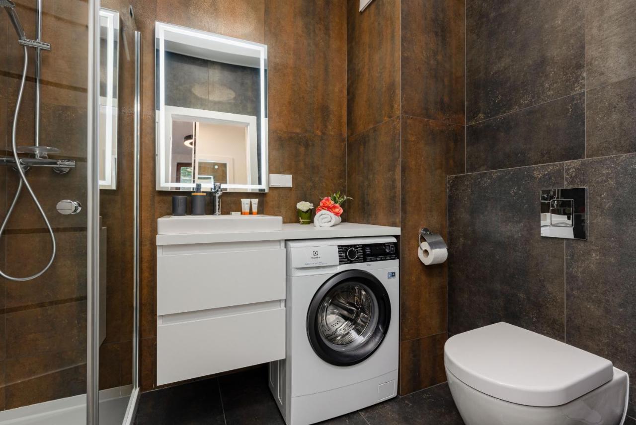 Srodmiescie Warsaw Muranow Apartments With Parking By Noclegi Renters Bagian luar foto